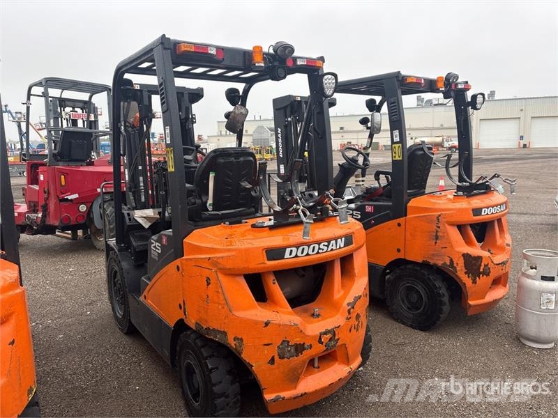 Doosan 4600 lb Cushion Tire Forklift Autokrāvēji - citi
