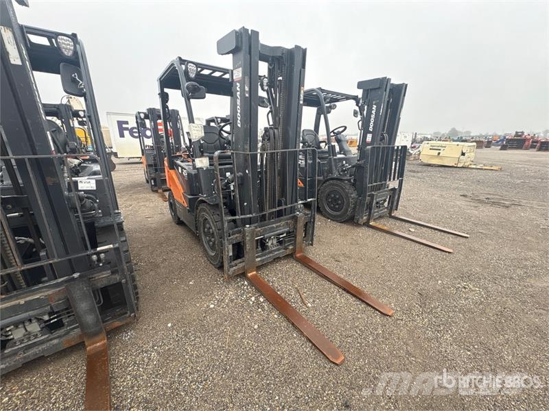 Doosan 4600 lb Forklift Autokrāvēji - citi