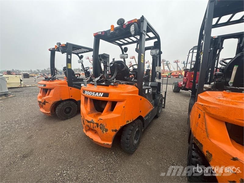 Doosan 4600 lb Forklift Autokrāvēji - citi