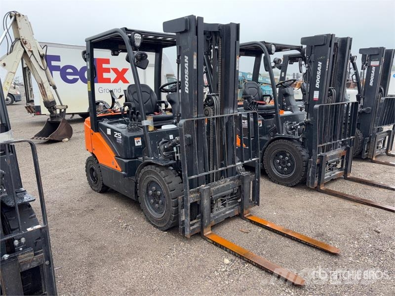 Doosan 4600 lb Pneumatic Tire Forklift Viličarji - drugo