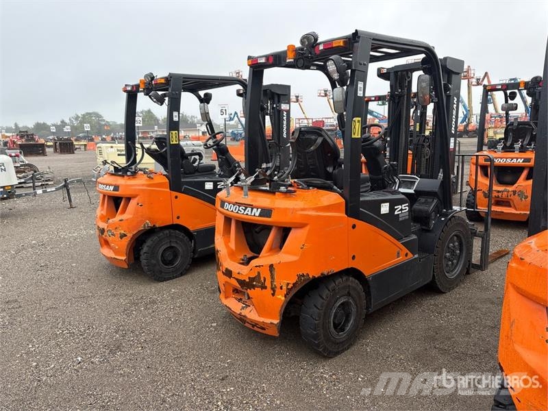 Doosan 4600 lb Pneumatic Tire Forklift Autokrāvēji - citi