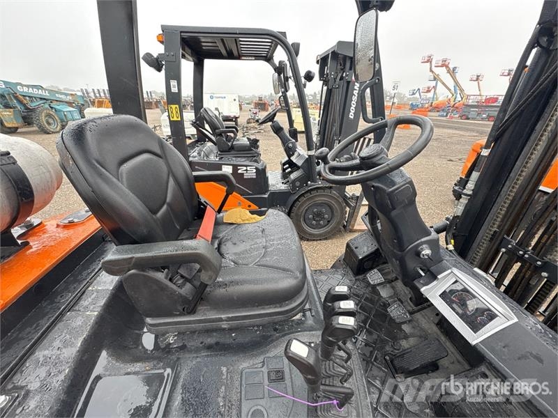 Doosan 4600 lb Pneumatic Tire Forklift Autokrāvēji - citi