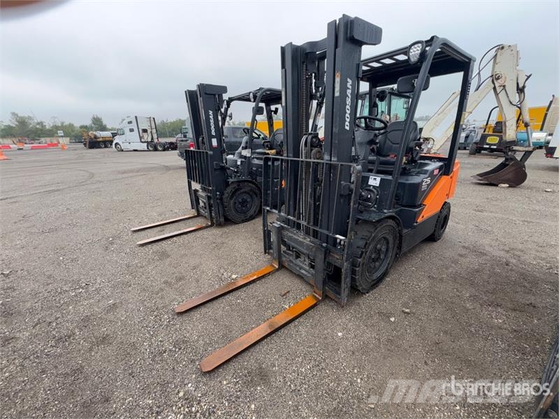 Doosan 4600 lb Pneumatic Tire Forklift Viličarji - drugo