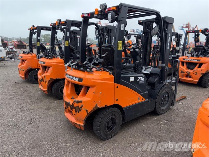 Doosan 4600 lb Pneumatic Tire Forklift Viličarji - drugo