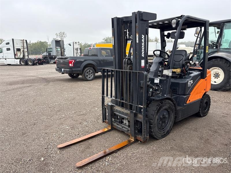 Doosan 4600 lb Pneumatic Tire Forklift Viličarji - drugo