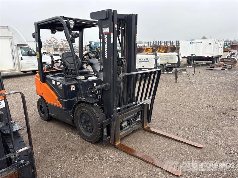 Doosan 4600 lb Pneumatic Tire Forklift Viličarji - drugo