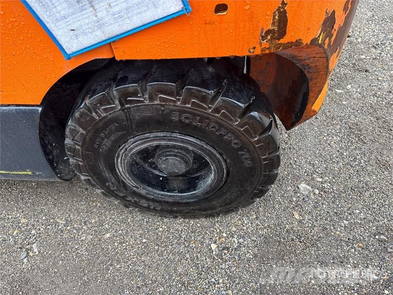 Doosan 4600 lb Pneumatic Tire Forklift Autokrāvēji - citi