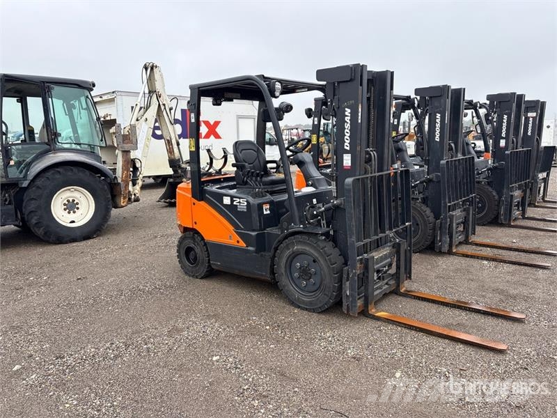 Doosan 4600 lb Pneumatic Tire Forklift Viličarji - drugo