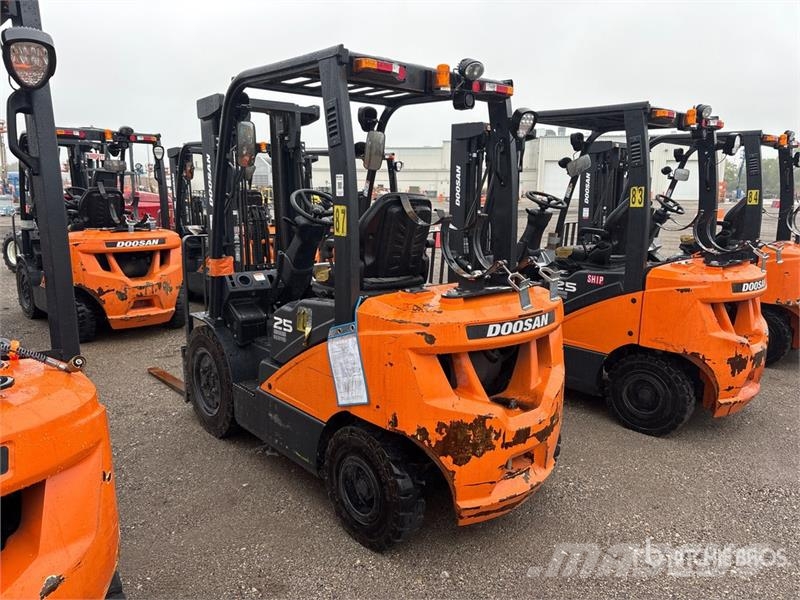 Doosan 4600 lb Pneumatic Tire Forklift Autokrāvēji - citi