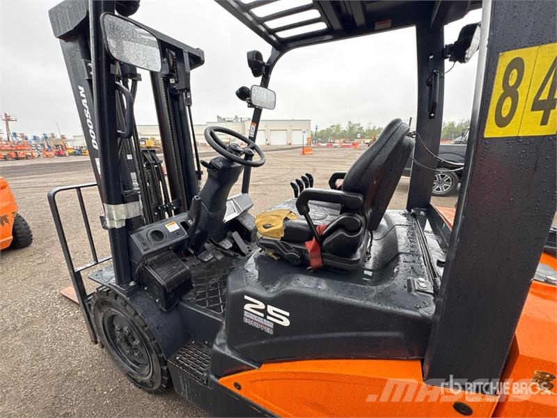 Doosan 4600 lb Pneumatic Tire Forklift Viličarji - drugo