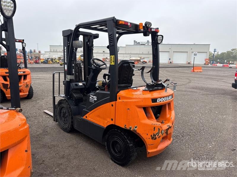 Doosan 4600 lb Pneumatic Tire Forklift Viličarji - drugo