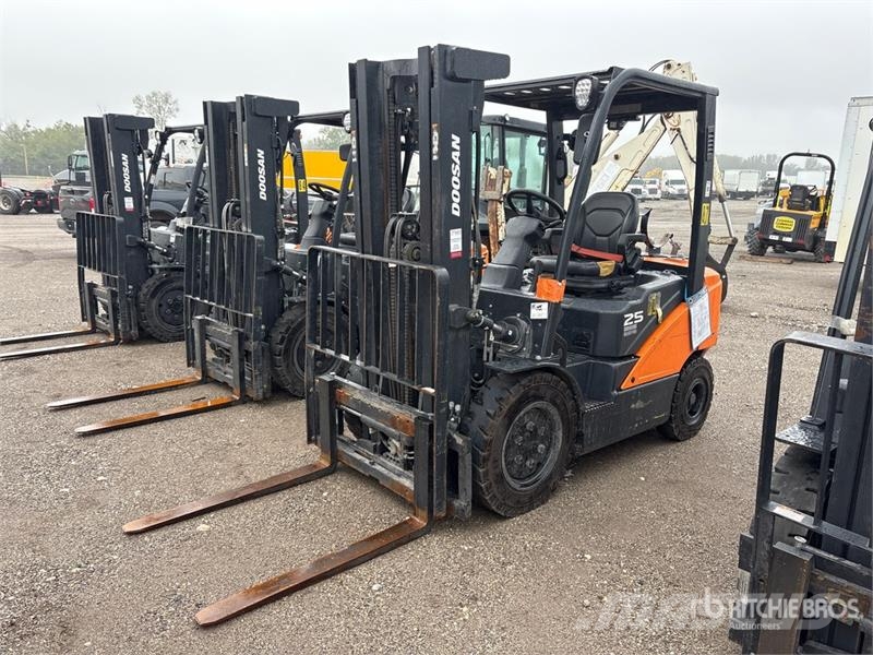 Doosan 4600 lb Pneumatic Tire Forklift Autokrāvēji - citi