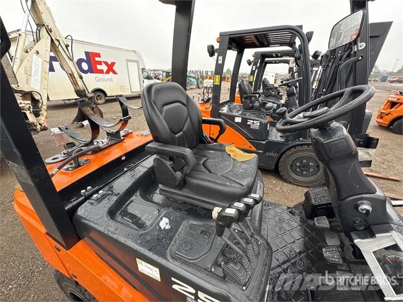 Doosan 4600 lb Pneumatic Tire Forklift Viličarji - drugo