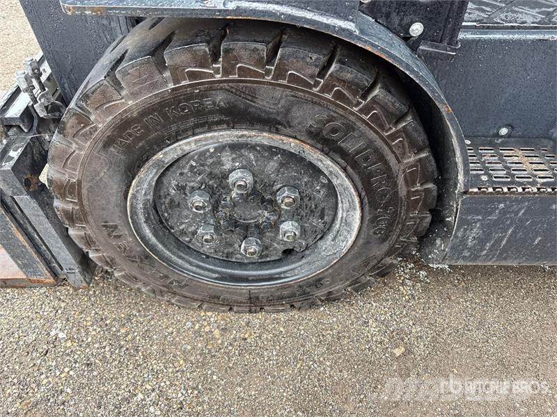 Doosan 4600 lb Pneumatic Tire Forklift Autokrāvēji - citi