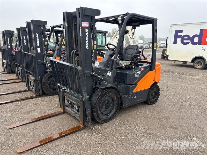 Doosan 4600 lb Pneumatic Tire Forklift Viličarji - drugo