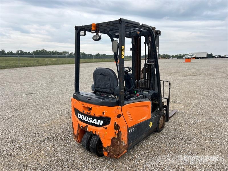 Doosan B18T-7 2850 lb Electric Forklift Elektrostapler
