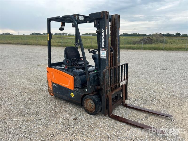 Doosan B18T-7 2850 lb Electric Forklift Elektrostapler