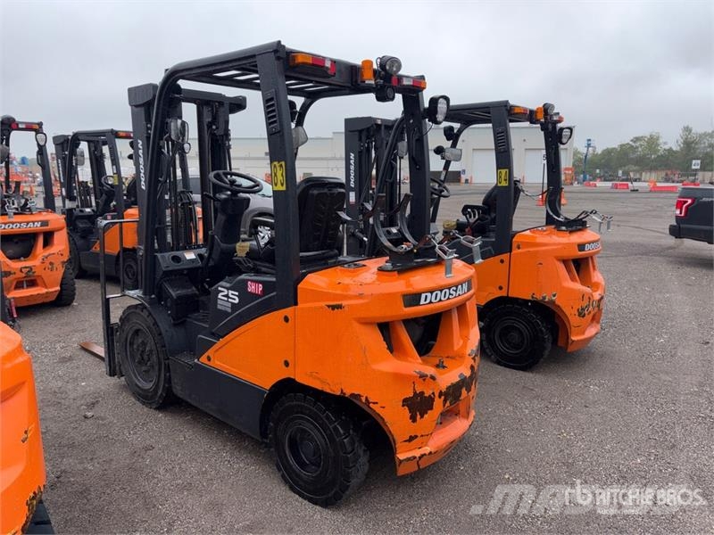 Doosan G25E-7 4600 lb Pneumatic Tire Forklift Другие складские механизмы