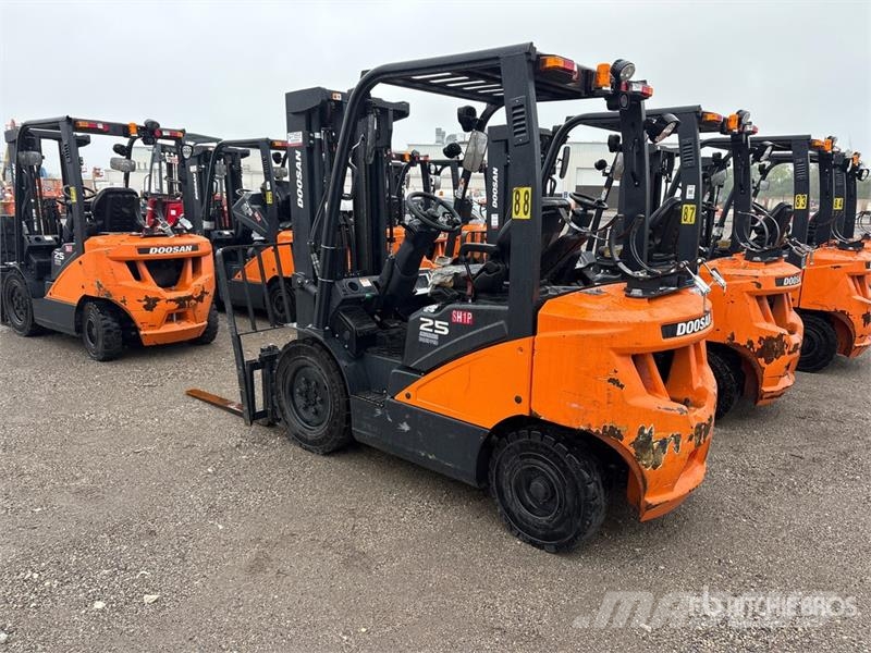 Doosan G25E-7 4600 lb Pneumatic Tire Forklift Другие складские механизмы