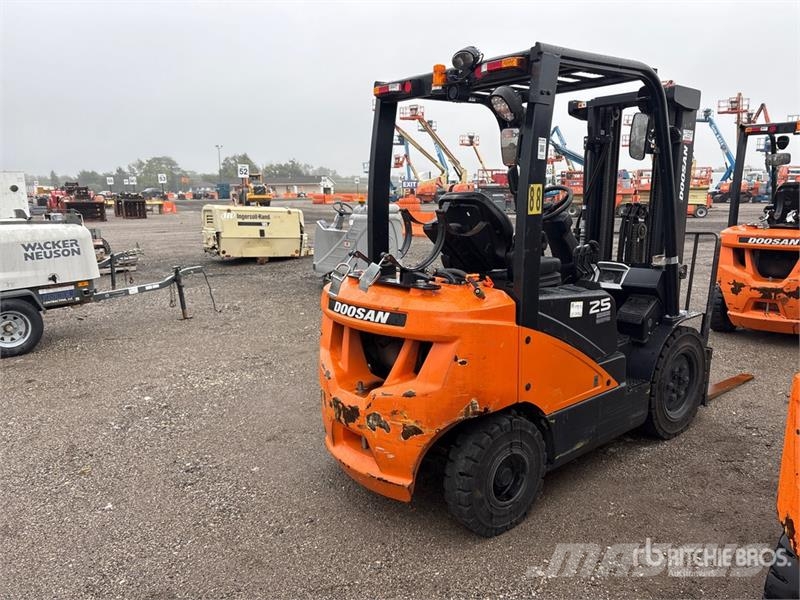 Doosan G25E-7 4600 lb Pneumatic Tire Forklift Другие складские механизмы