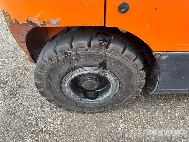 Doosan G25E-7 4600 lb Pneumatic Tire Forklift Другие складские механизмы