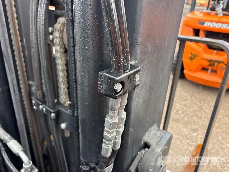 Doosan G25E-7 4600 lb Pneumatic Tire Forklift Другие складские механизмы
