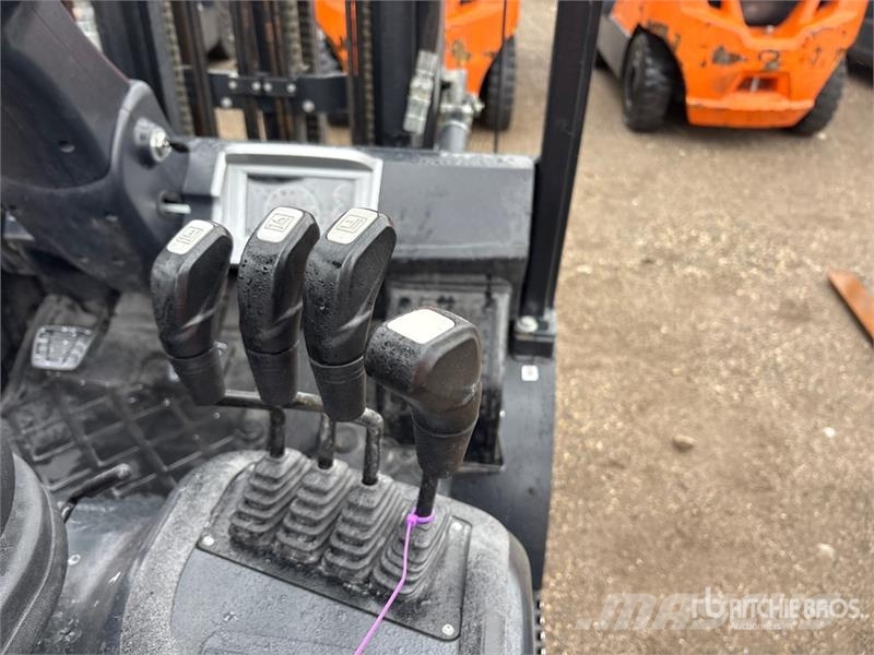 Doosan G25E-7 4600 lb Pneumatic Tire Forklift Другие складские механизмы