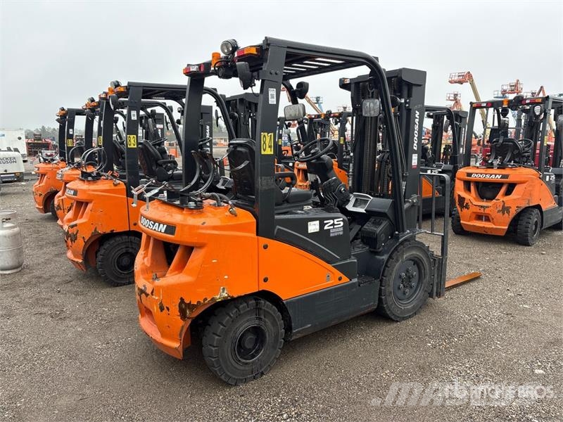 Doosan G25E-7 4600 lb Pneumatic Tire Forklift Другие складские механизмы