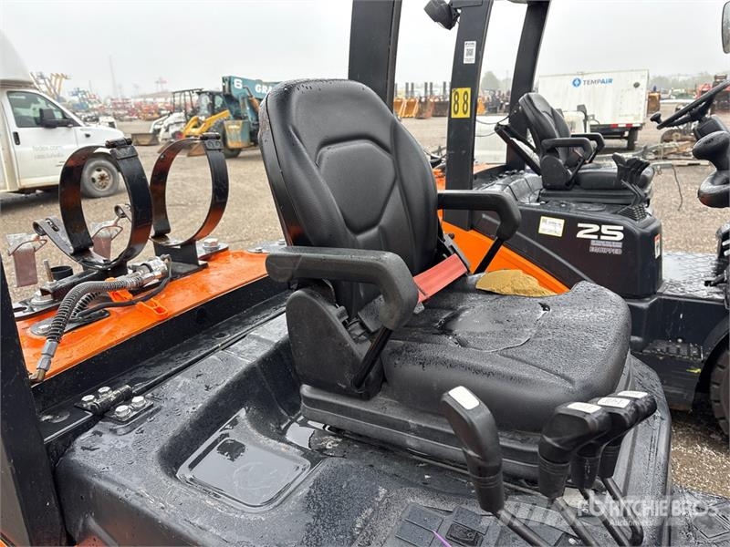 Doosan G25E-7 4600 lb Pneumatic Tire Forklift Другие складские механизмы