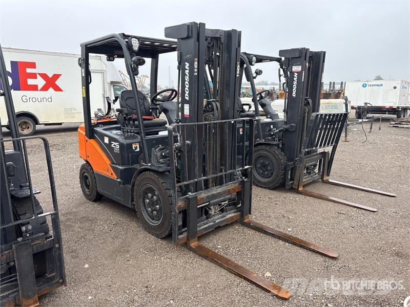 Doosan G25E-7 4600 lb Pneumatic Tire Forklift Другие складские механизмы
