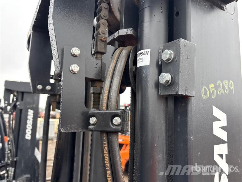 Doosan G25E-7 4600 lb Pneumatic Tire Forklift Другие складские механизмы