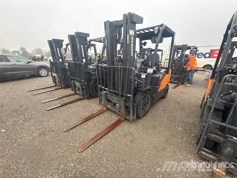 Doosan G25E-7 4600 lb Forklift Другие складские механизмы