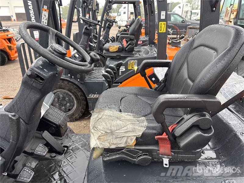 Doosan G25E-7 4600 lb Pneumatic Tire Forklift Другие складские механизмы