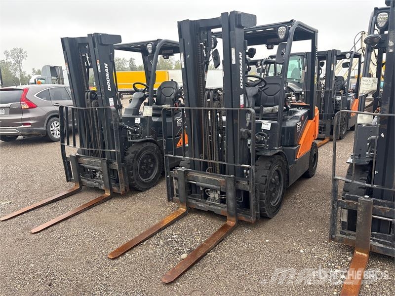Doosan G25E-7 4600 lb Cushion Tire Forklift Другие складские механизмы