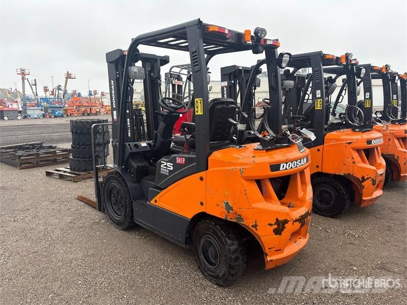 Doosan G25E-7 4600 lb Forklift Другие складские механизмы