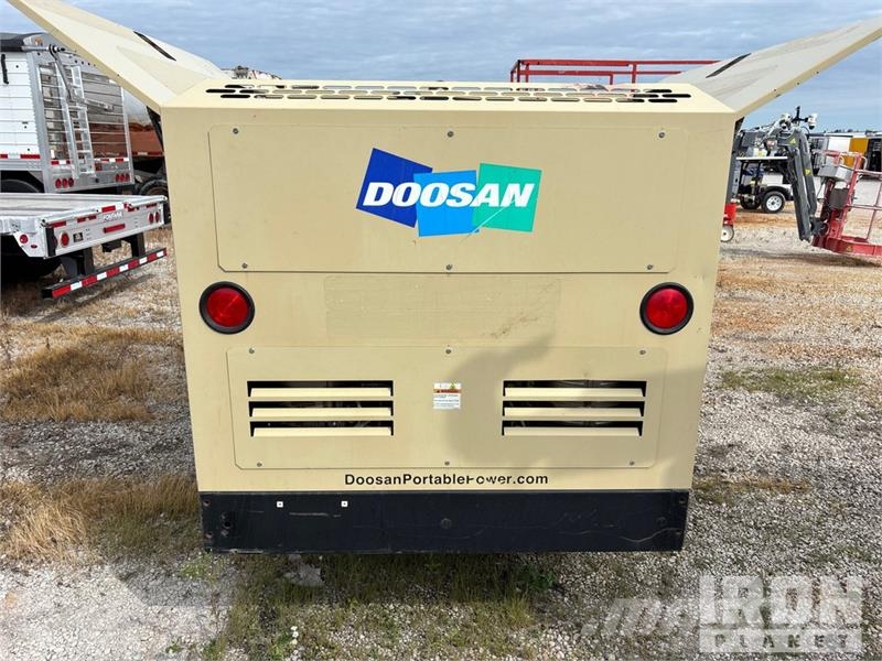Doosan Infracore HP450/VHP400WCU-T4F 450 cfm Mobile Air C Kompresorji