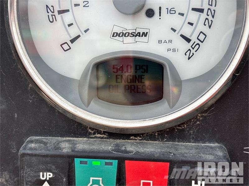 Doosan Infracore HP450/VHP400WCU-T4F 450 cfm Mobile Air C Kompresorji