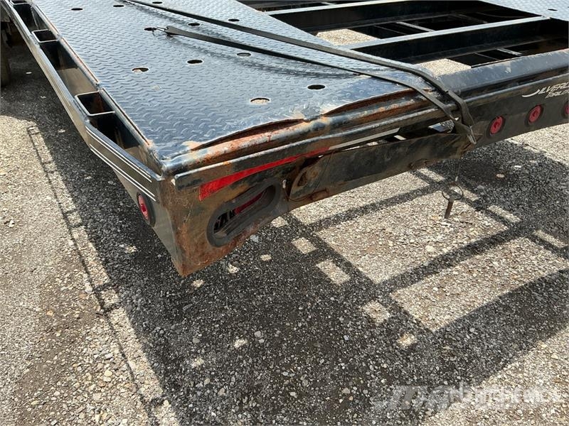 East Mfg Texas 44 ft Tri/A Gooseneck Equipment Trailer Ремаркета за превоз на автомобили
