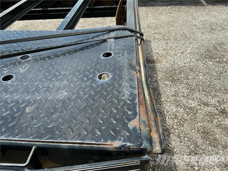 East Mfg Texas 44 ft Tri/A Gooseneck Equipment Trailer Ремаркета за превоз на автомобили
