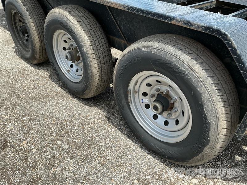 East Mfg Texas 44 ft Tri/A Gooseneck Equipment Trailer Ремаркета за превоз на автомобили
