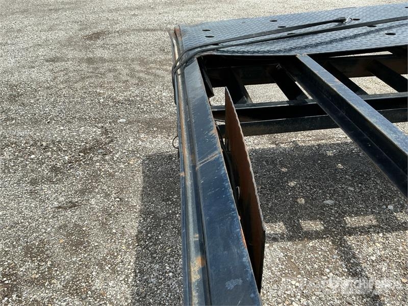 East Mfg Texas 44 ft Tri/A Gooseneck Equipment Trailer Ремаркета за превоз на автомобили
