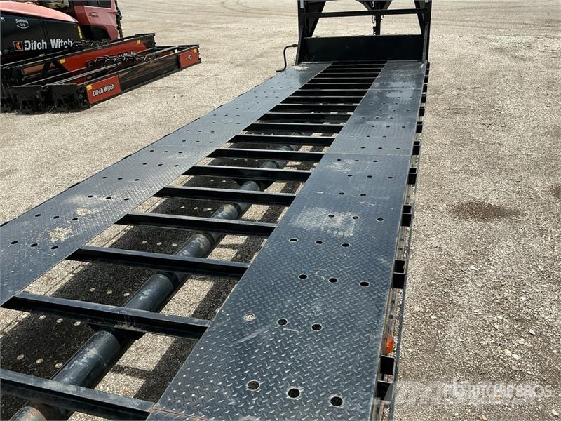 East Mfg Texas 44 ft Tri/A Gooseneck Equipment Trailer Ремаркета за превоз на автомобили

