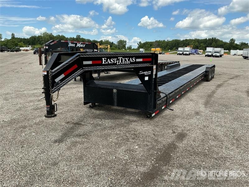 East Mfg Texas 44 ft Tri/A Gooseneck Equipment Trailer Ремаркета за превоз на автомобили
