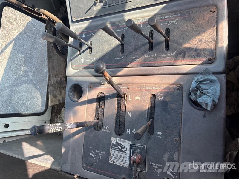 Elgin Pelican SE Sweeper Truck Caminhões varredoras