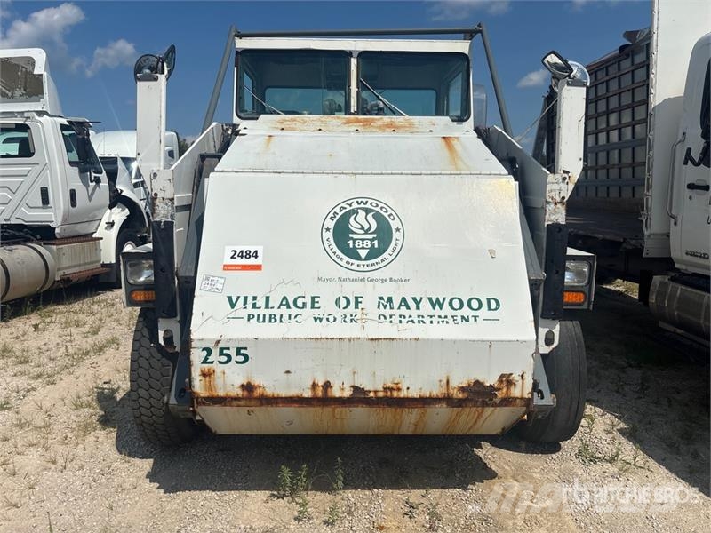 Elgin Pelican Sweeper Truck (Inoperable) Camión de barrendero