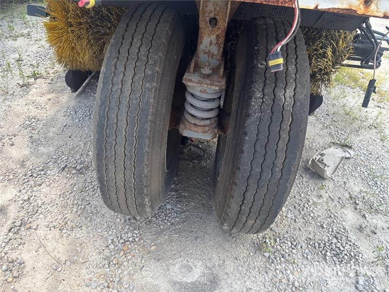 Elgin Pelican Sweeper Truck (Inoperable) Camión de barrendero