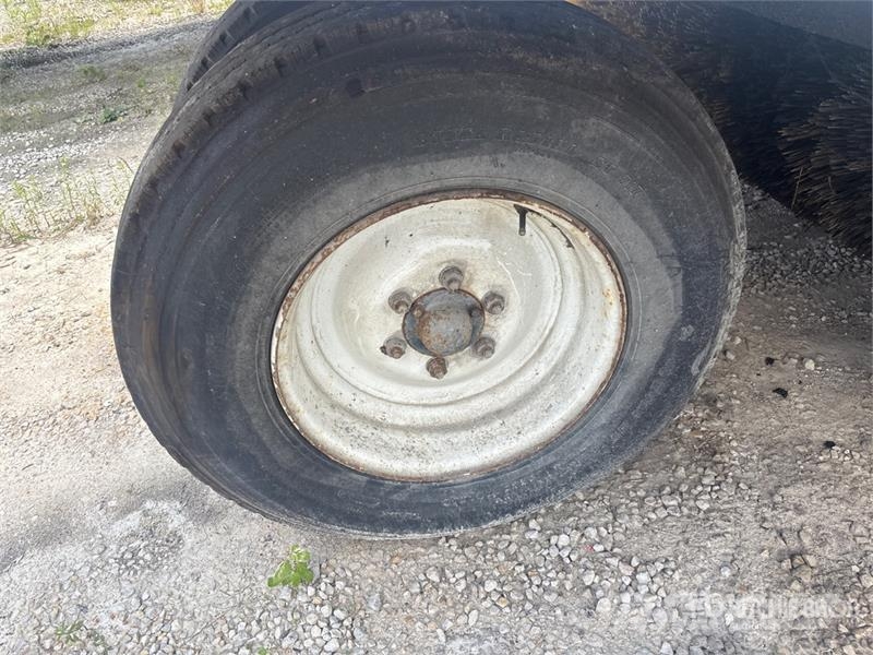 Elgin Pelican Sweeper Truck (Inoperable) Camión de barrendero