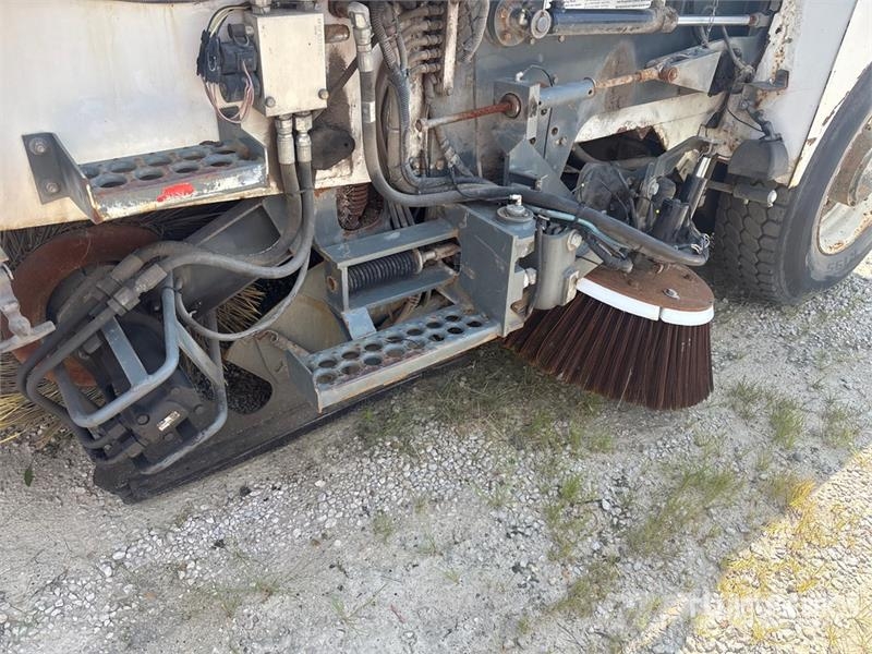 Elgin Pelican Sweeper Truck (Inoperable) Camión de barrendero