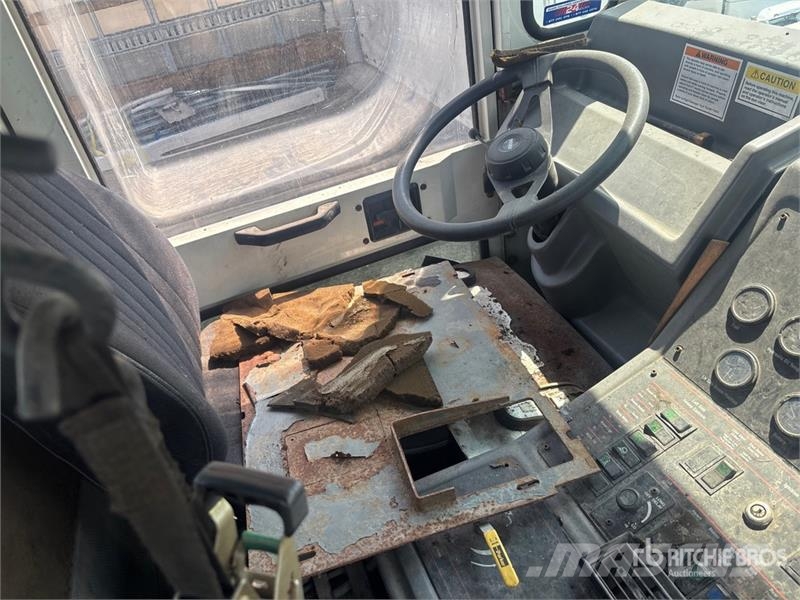 Elgin Pelican Sweeper Truck (Inoperable) Camión de barrendero