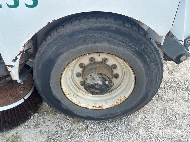 Elgin Pelican Sweeper Truck (Inoperable) Camión de barrendero